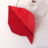Marque-place feuille de plante rouge en origami