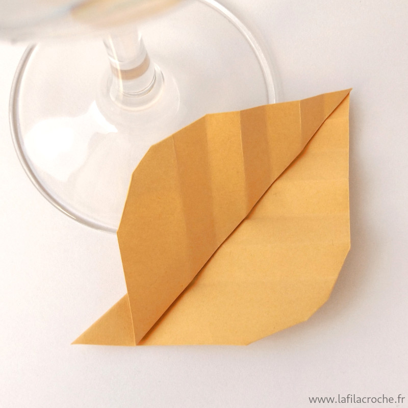 Marque-place feuille de fleur sable en origami