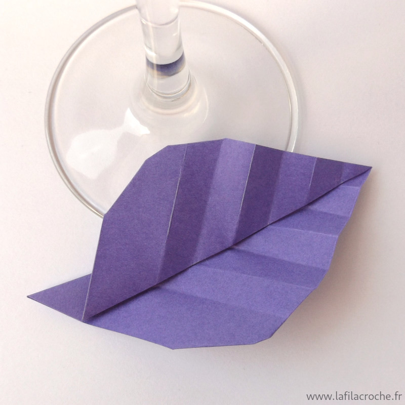Marque-place feuille de fleur violette en origami