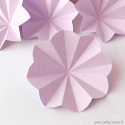 Fleur en papier découpé mauve