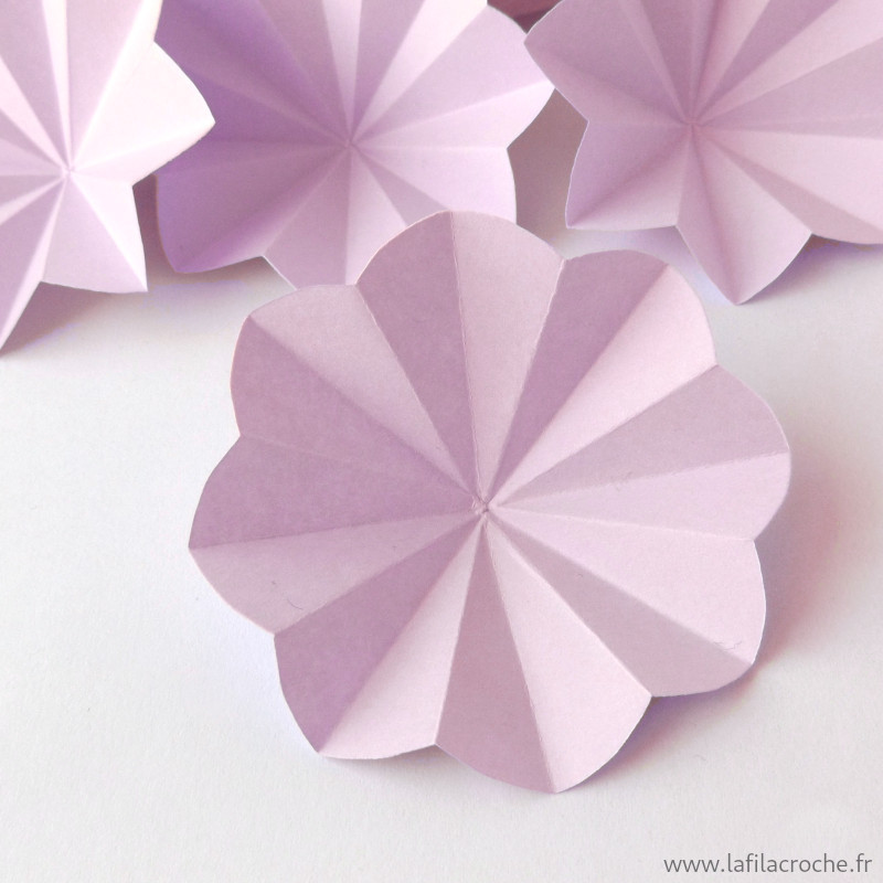 Fleur en papier découpé mauve