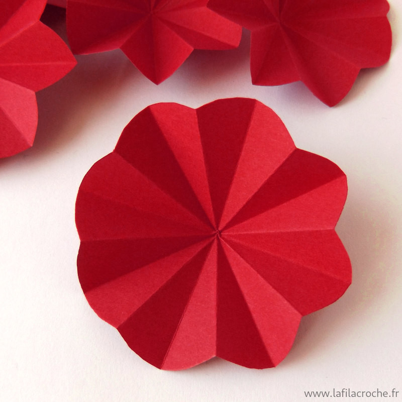 Fleur en papier découpé rouge