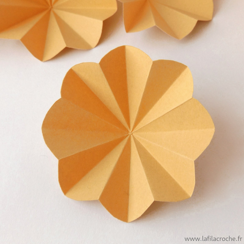 Fleur en papier découpé sable