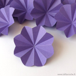 Fleur en papier découpé violet