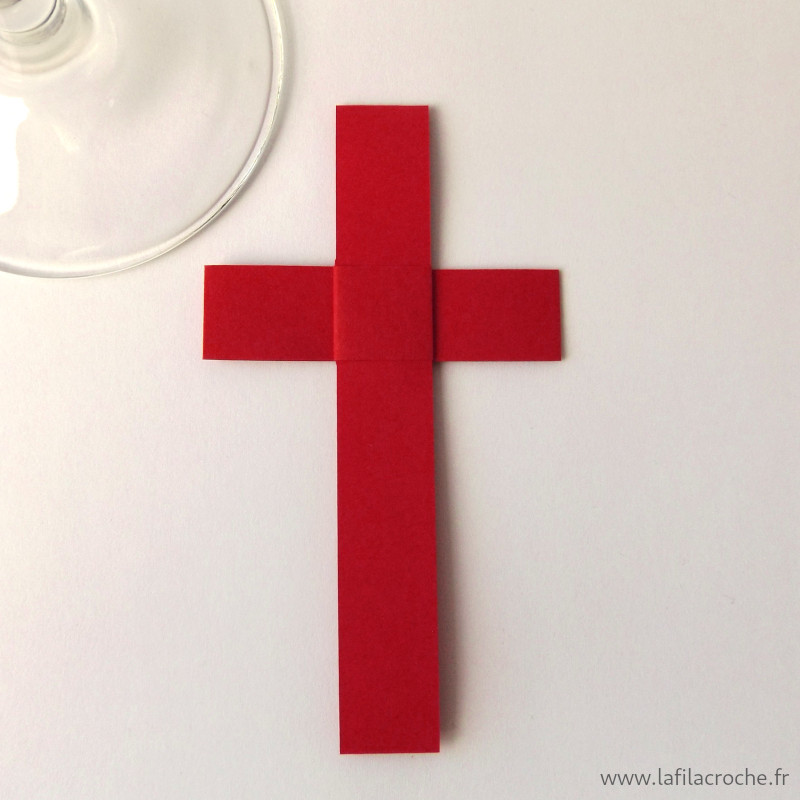 Marque-place croix latine rouge en origami
