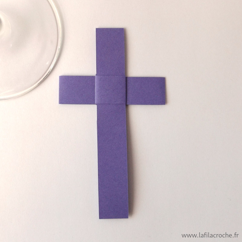 Marque-place croix latine violet en origami