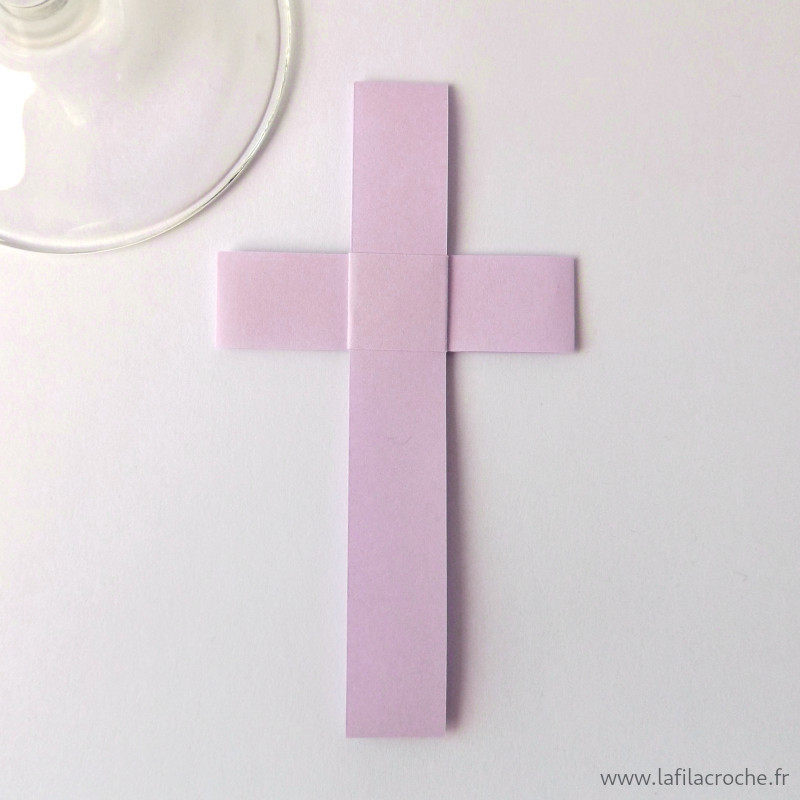 Marque-place croix latine mauve en origami