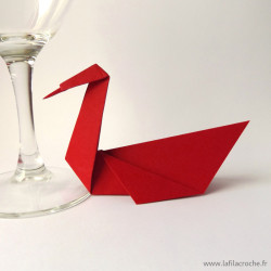 Marque-place cygne origami rouge