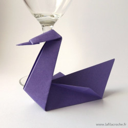 Marque-place cygne origami violet