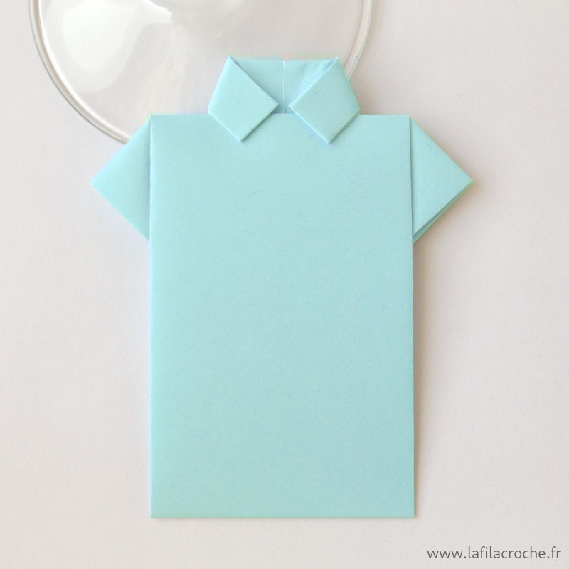 Marque-place chemise origami bleu clair
