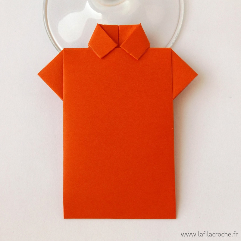 Marque-place chemise origami rouge orangé