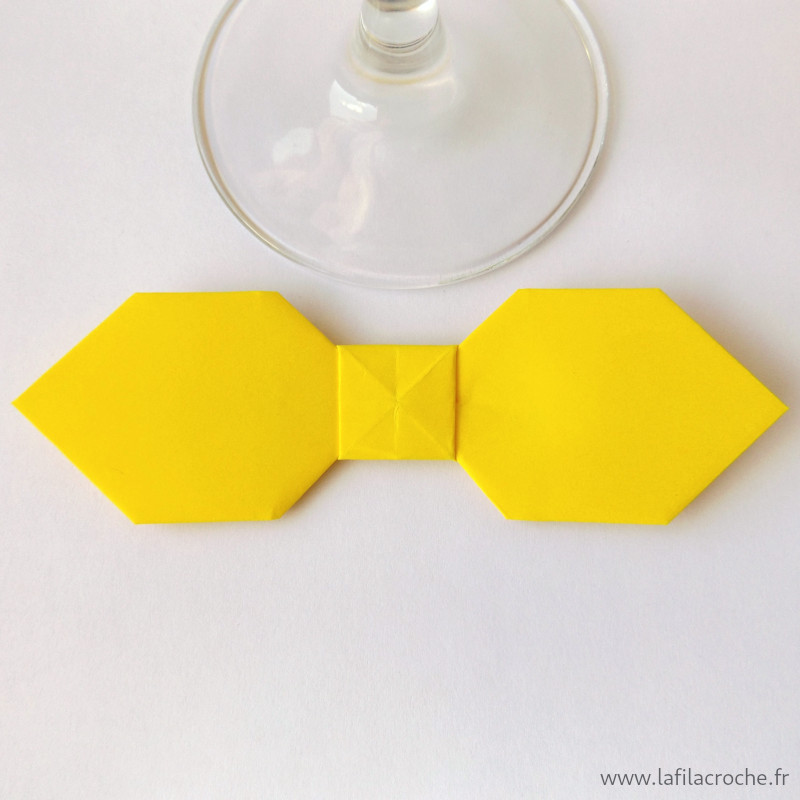 Marque-place nœud papillon jaune