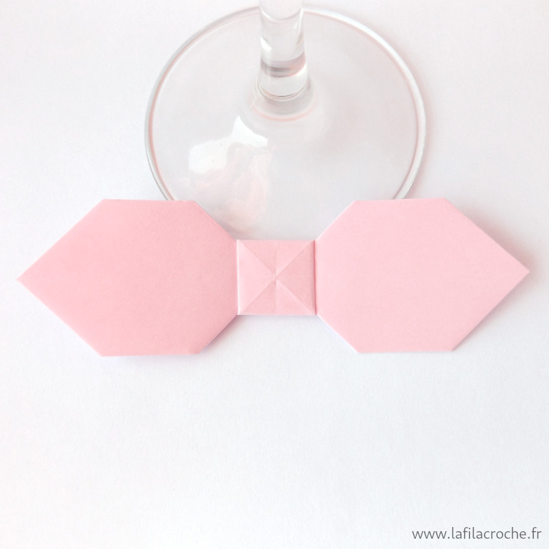 Marque-place nœud papillon rose clair