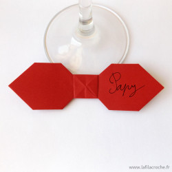 Marque-place nœud papillon origami rouge