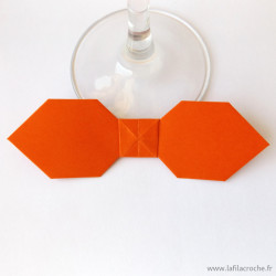 Marque-place nœud papillon rouge orangé