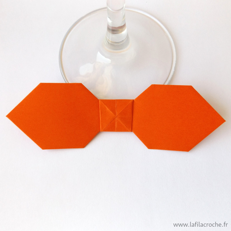 Marque-place nœud papillon rouge orangé