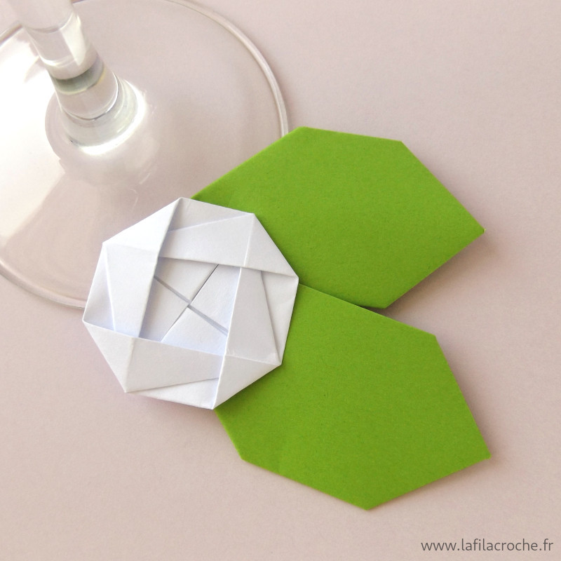 Marque-place fleur origami blanc