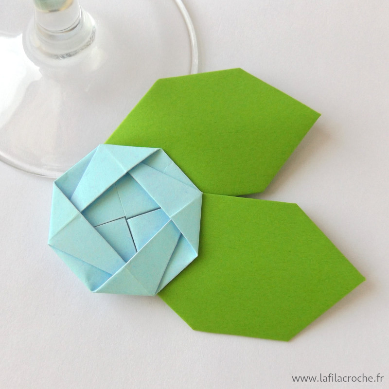 Marque-place fleur origami bleu clair
