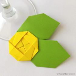 Marque-place fleur origami jaune