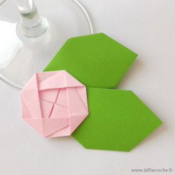 Marque-place fleur origami rose clair