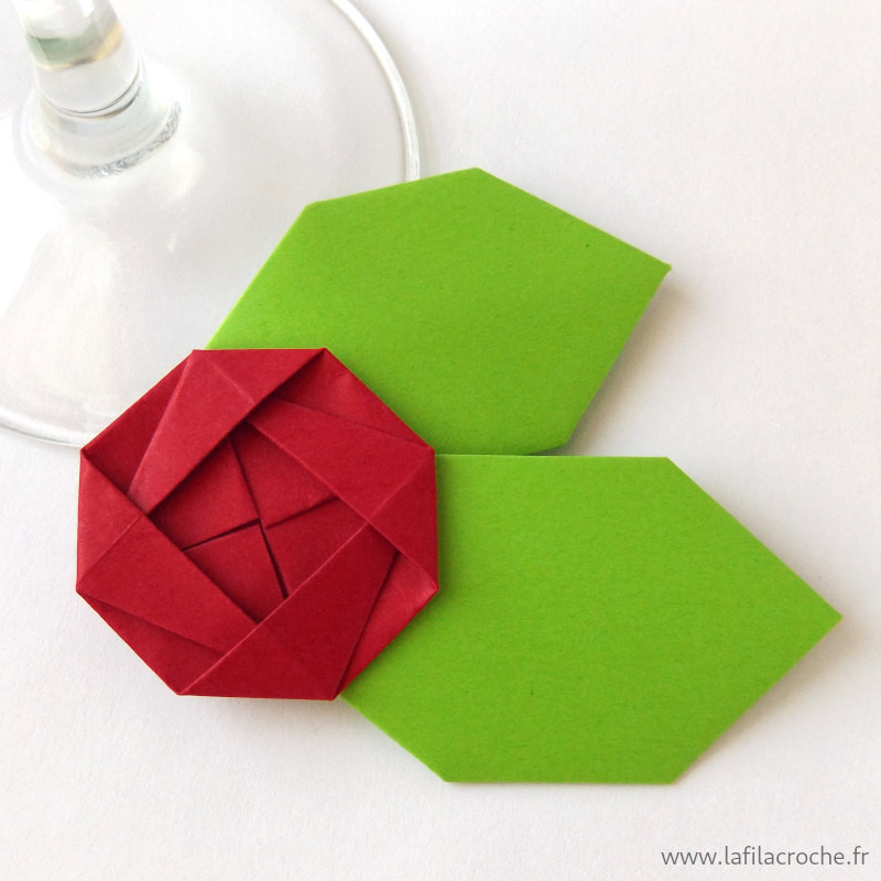 Marque-place fleur origami rouge