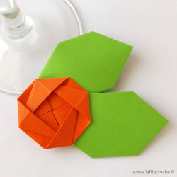 Marque-place fleur origami rouge orangé