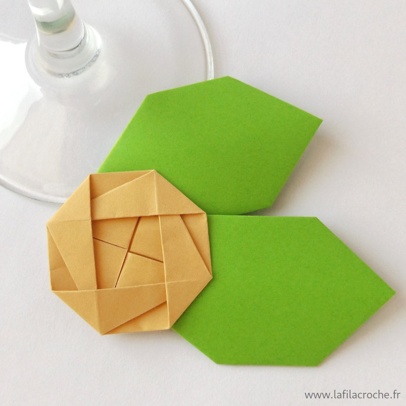 Marque-place fleur origami sable