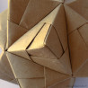 Gros plan sur les modules de la boule kusudama étoilée origami