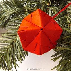 Boule de Noël rouge en origami