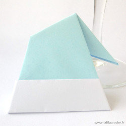 Marque-place bonnet bleu clair en origami