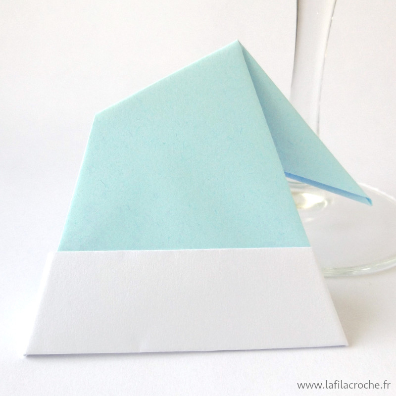 Marque-place bonnet bleu clair en origami