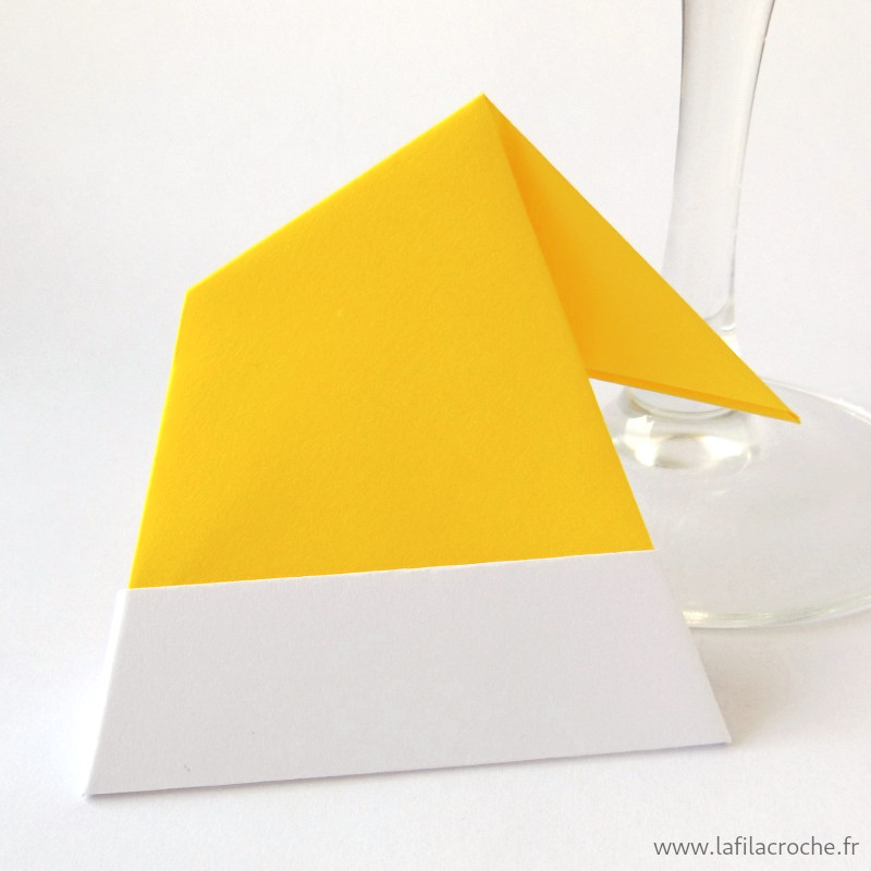 Marque-place bonnet jaune en origami