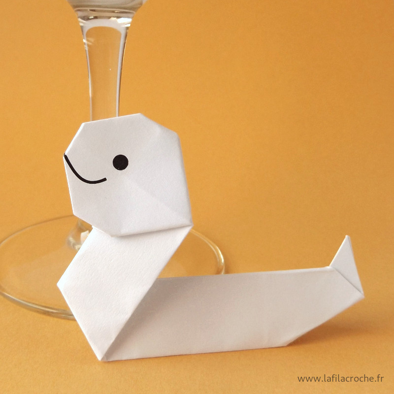 Marque-place serpent blanc en origami