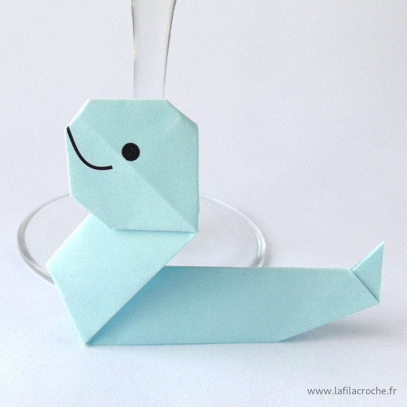 Marque-place serpent bleu clair en origami