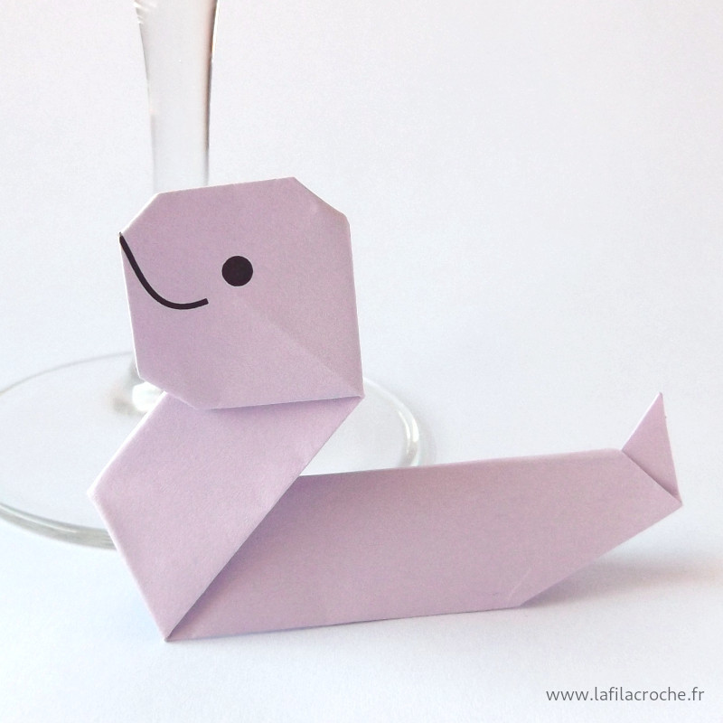 Marque-place serpent mauve en origami