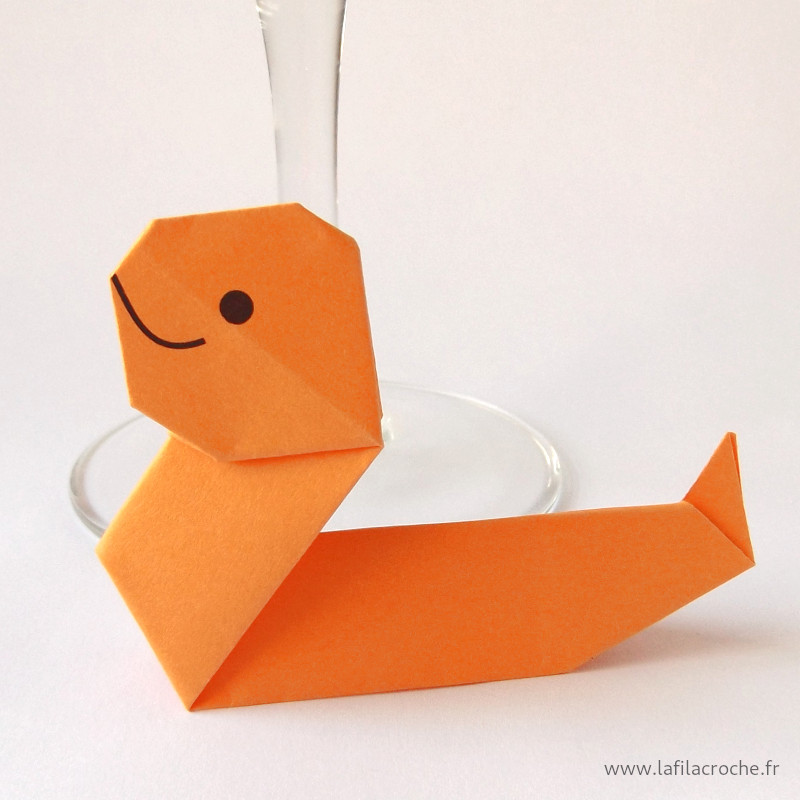 Marque-place serpent orange en origami