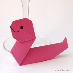 Marque-place serpent rose en origami