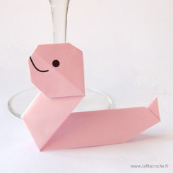 Marque-place serpent rose clair en origami