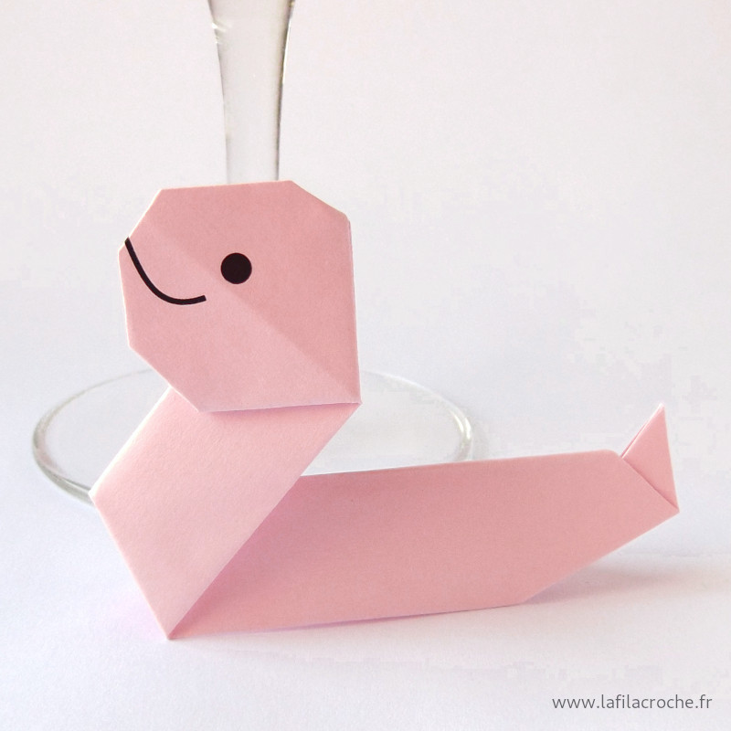 Marque-place serpent rose clair en origami