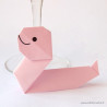 Marque-place serpent rose clair en origami