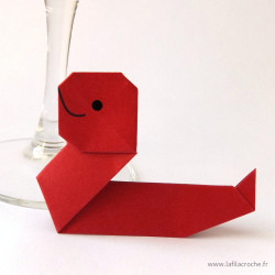 Marque-place serpent rouge en origami
