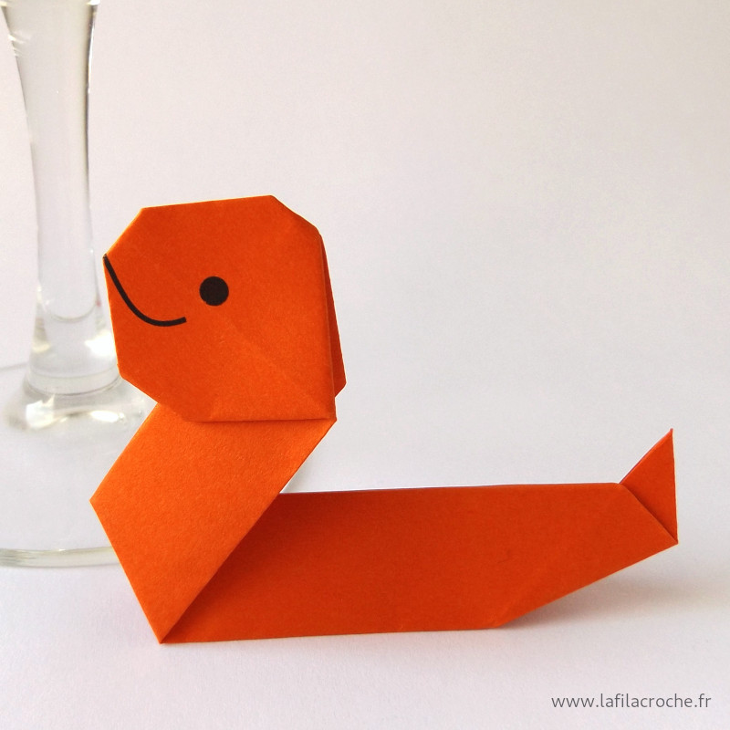 Marque-place serpent rouge orangé en origami