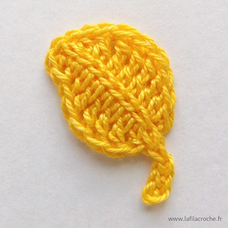 Mini feuille jaune d’automne motif au crochet