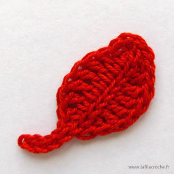 Mini feuille rouge motif au crochet