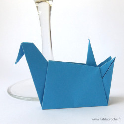 Marque-place grue assise origami bleu