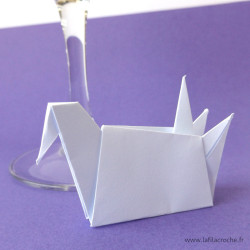 Marque-place grue assise origami blanc