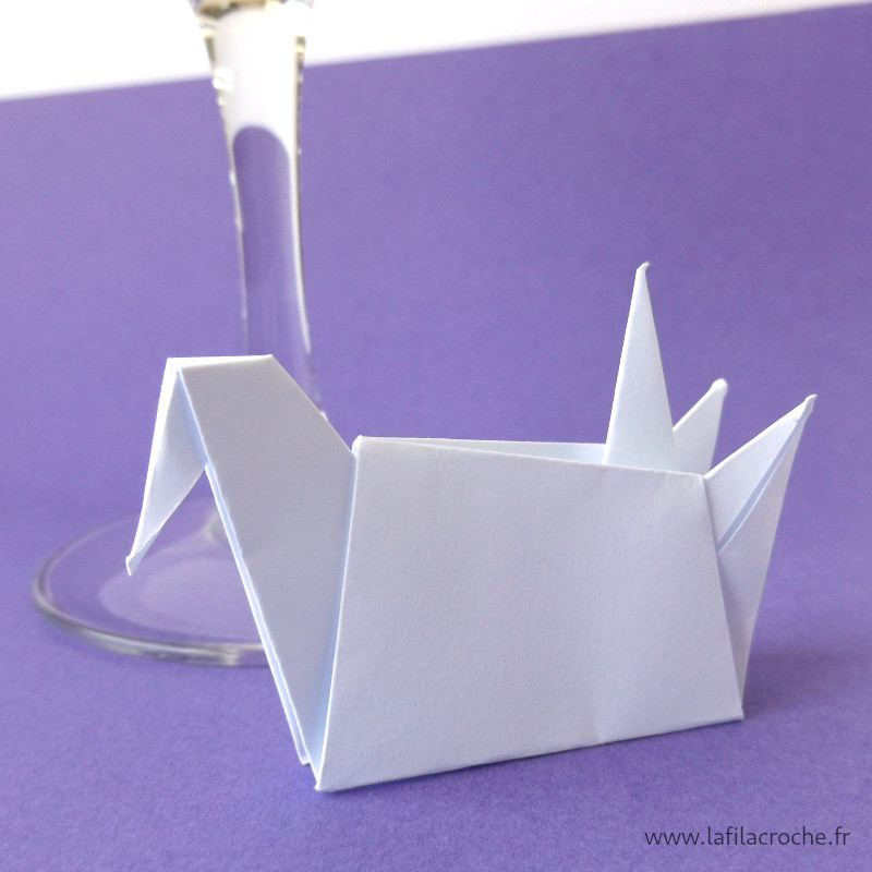 Marque-place grue assise origami blanc