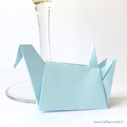 Marque-place grue assise origami bleu clair
