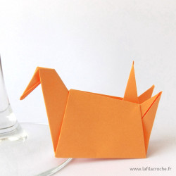 Marque-place grue assise origami orange