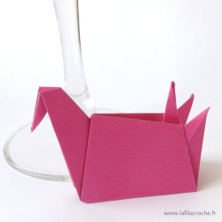 Marque-place grue assise origami rose